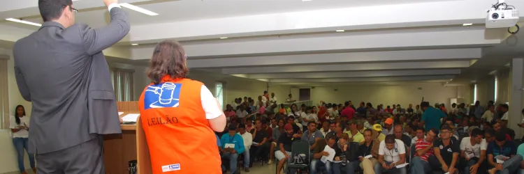 Certame vai apregoar 252 lotes com bens públicos como veículos, materiais eletrônicos, equipamentos de informática e outros