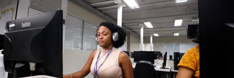 Jovem integrante do programa Partiu Estágio focada no trabalho