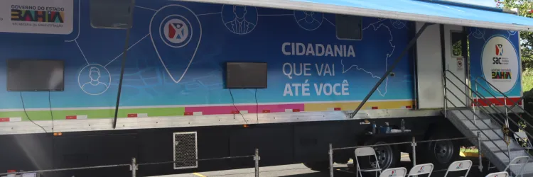 SAC Móvel - carreta nas corres azuis e branca para atendimento intinerante