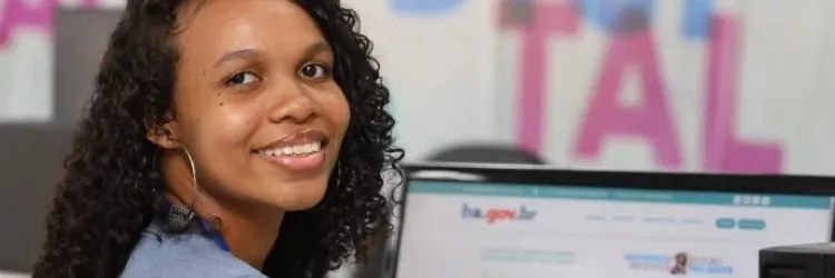 Imagem de estudante negra, participante do Partiu Estágio