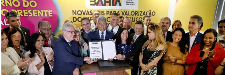 Governador Jerônimo Rodrigues sanciona leis com ganhos salariais para 45 mil servidores públicos da Bahia