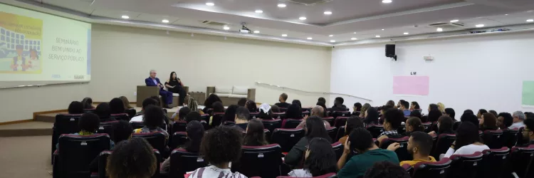  Cerca de 60 estudantes de cursos de pós-graduação do ensino superior, selecionados para o Programa de Estágio de Pós-Graduação do Estado, participaram, nesta segunda-feira (20), do seminário Bem-Vindo ao Serviço Público. 