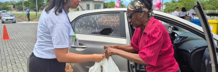 Entrega de material reciclável no Drive Thru Sustentável
