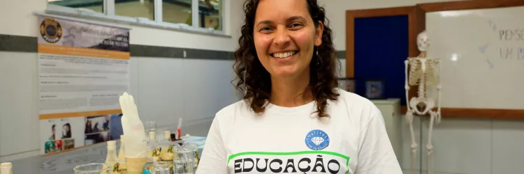 Estado antecipa 13º e folha de novembro para servidores da Educação