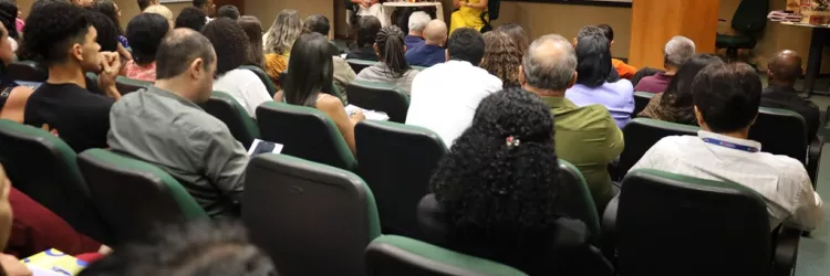 Plateia assiste debate no Café com RH