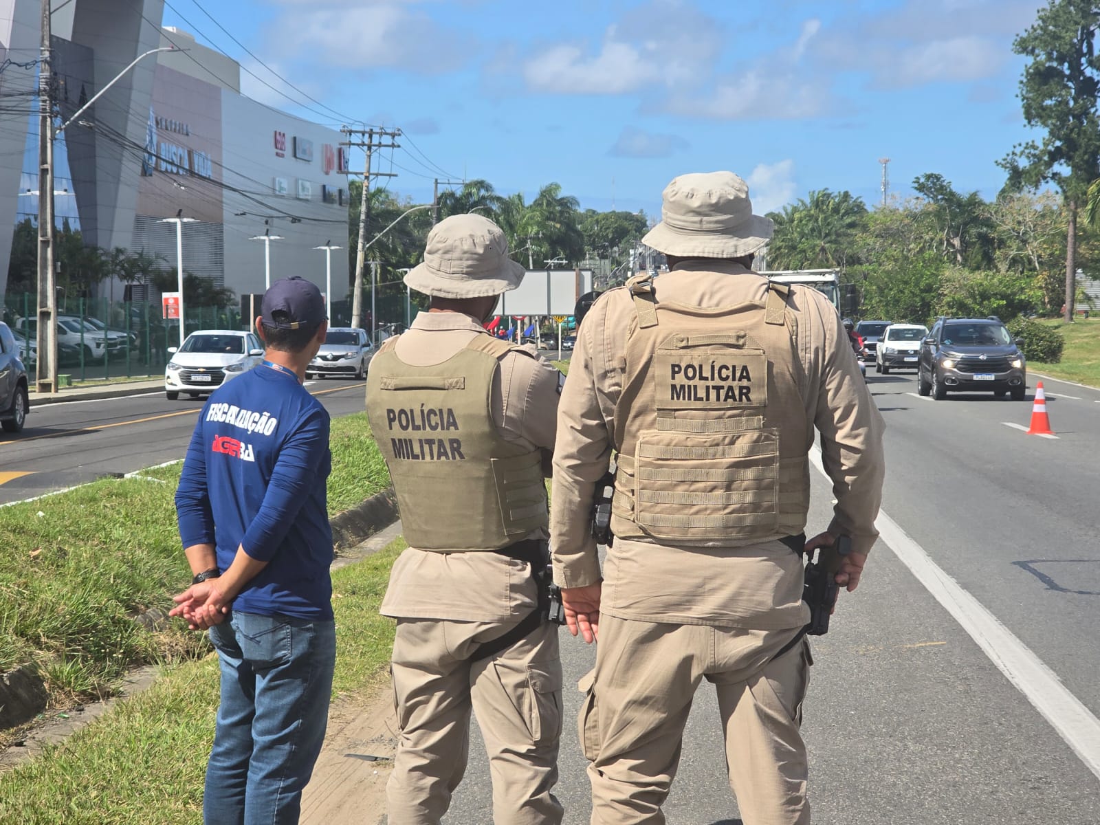 Membros da Agência Estadual de Regulação de Serviços Públicos de Energia, Transportes e Comunicações da Bahia e da Polícia Rodoviária Estadual