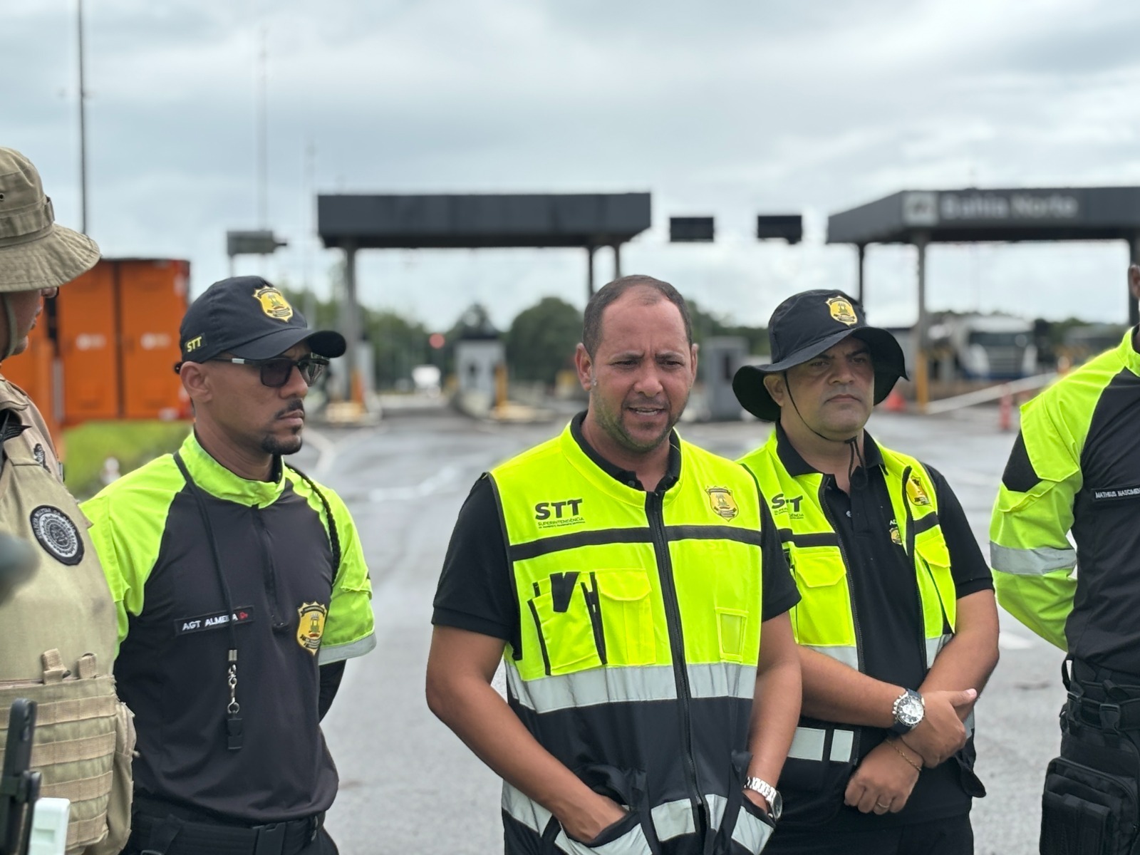 Fiscais e policiais em roda de conversa