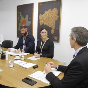 Diretora executiva da Agerba, Tahis Nunes, participou nesta terça-feira (26) de uma reunião institucional com o secretário da Segurança Pública da Bahia