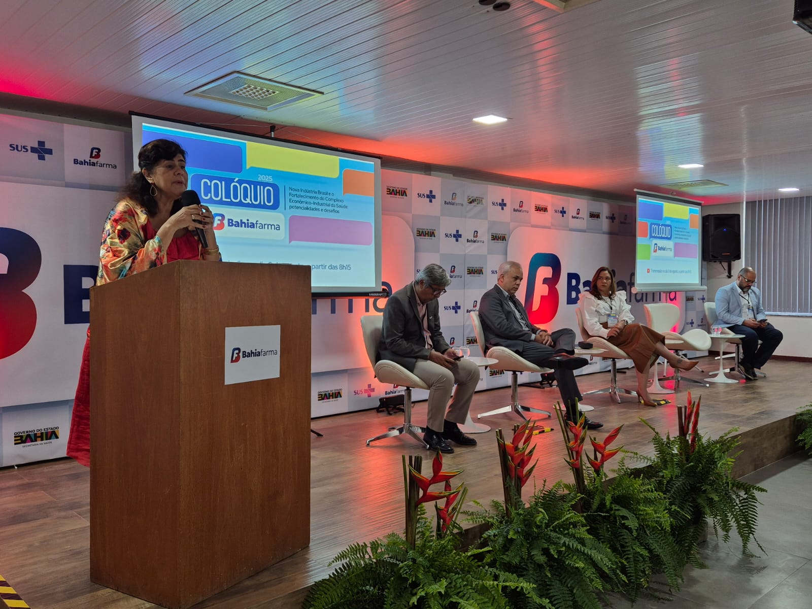 Diretora-presidente da instituição, Ceuci Nunes, faz a abertura do Colóquio Bahiafarma 2025