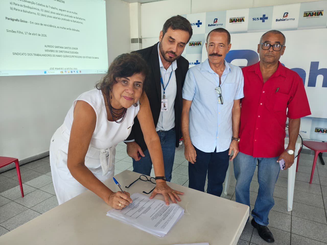 Bahiafarma assina acordo com Sindiquímica em defesa dos trabalhadores da instituição
