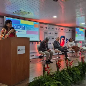 Diretora-presidente da instituição, Ceuci Nunes, faz a abertura do Colóquio Bahiafarma 2025