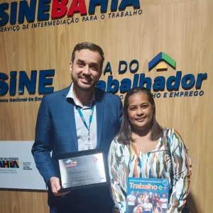 Bahiafarma recebe homenagem pela parceria com o Sinebahia