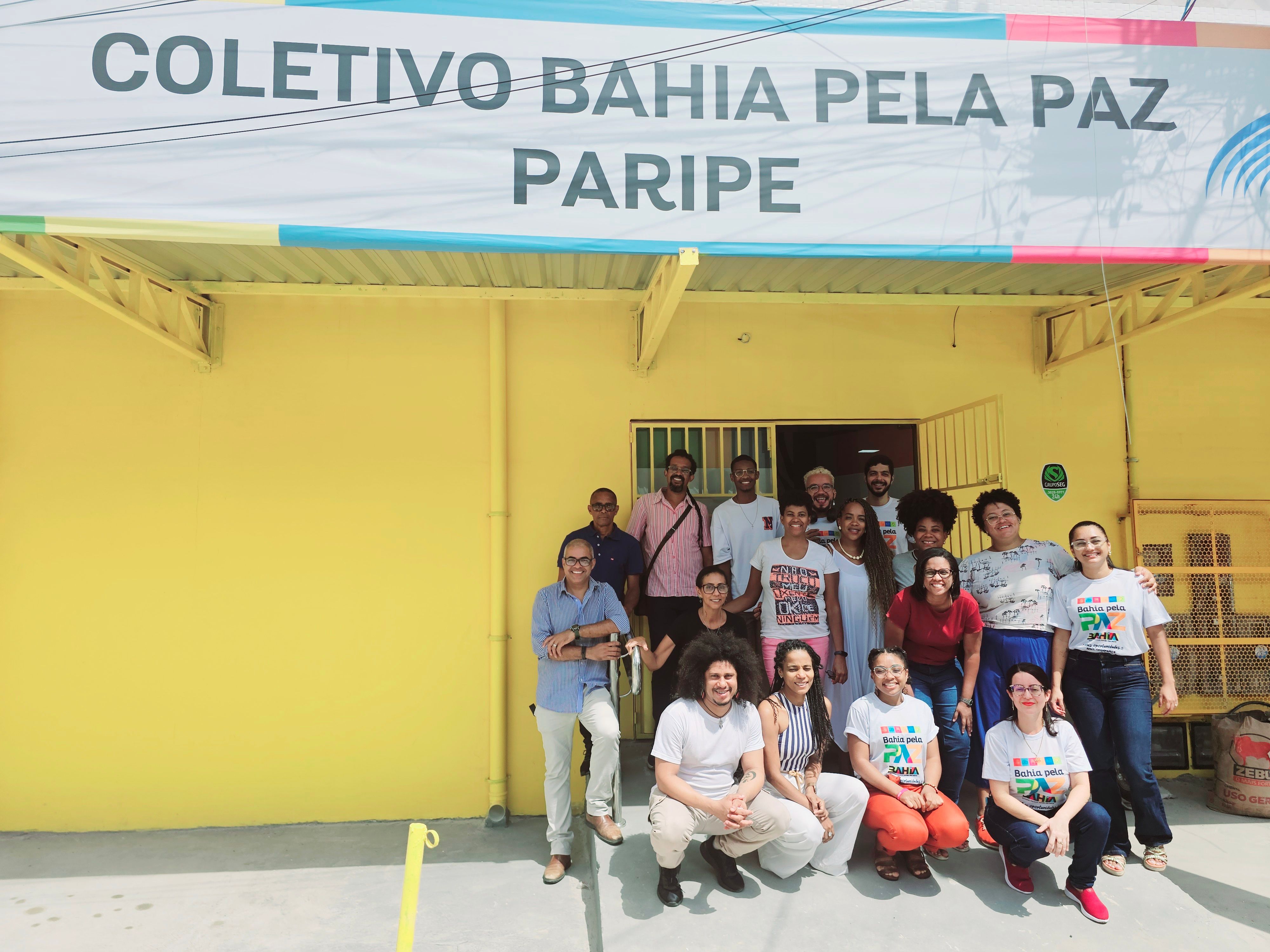 Equipe do Bahia pela Paz em frente ao Coletivo Paripe, em foto diurna.