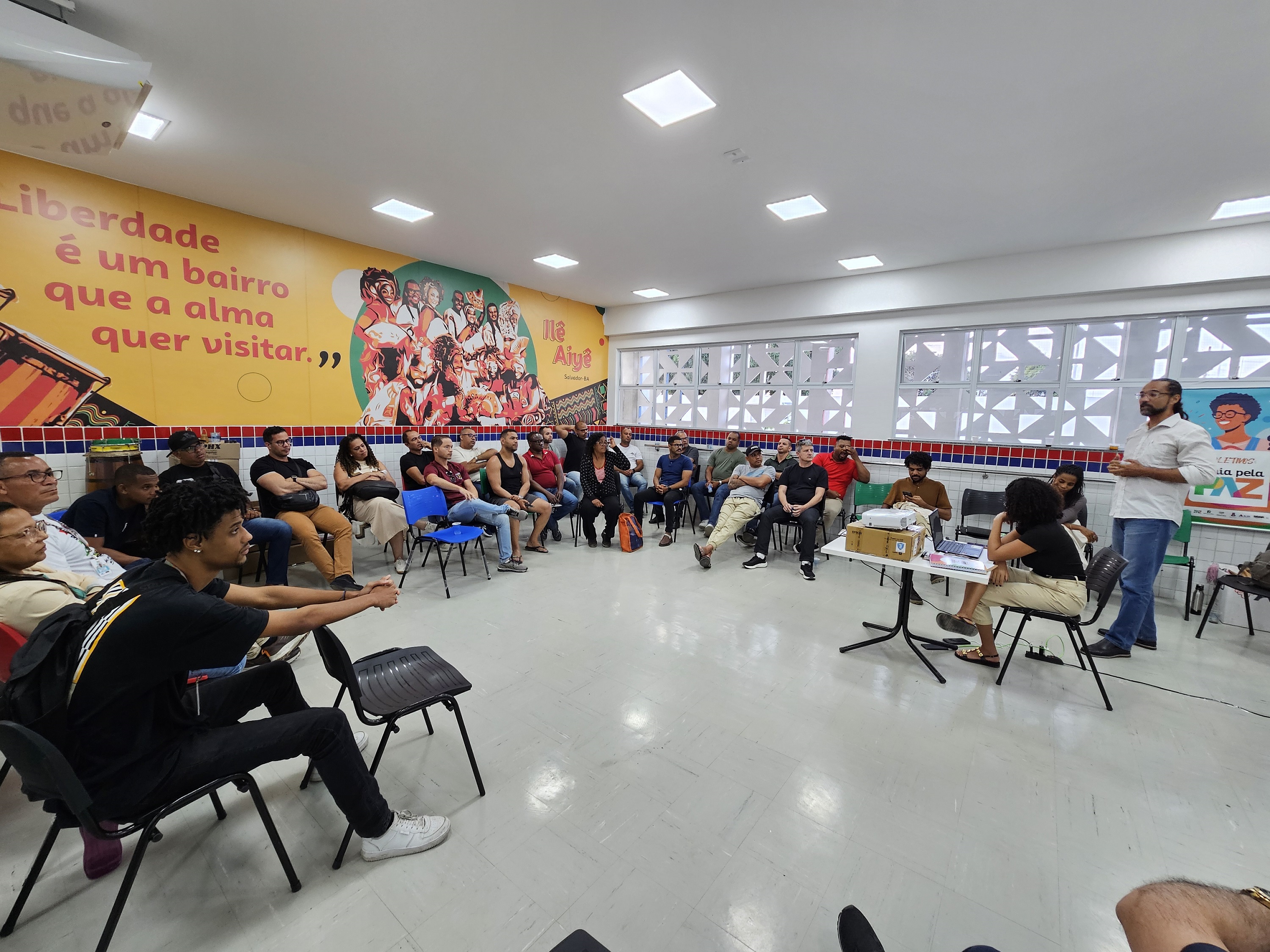 alunos na sala de aula, sentados