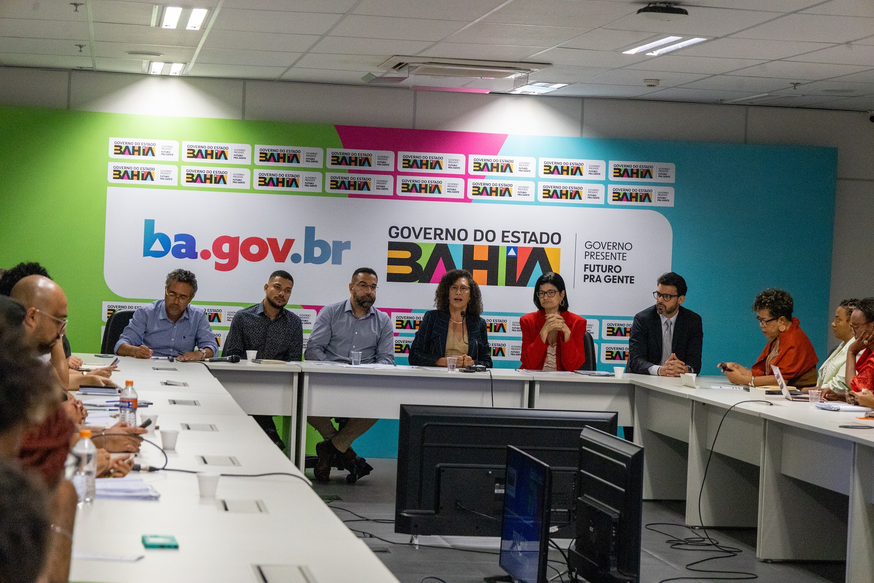 Mesa com gestores do Bahia pela Paz e representantes das pastas do programa.