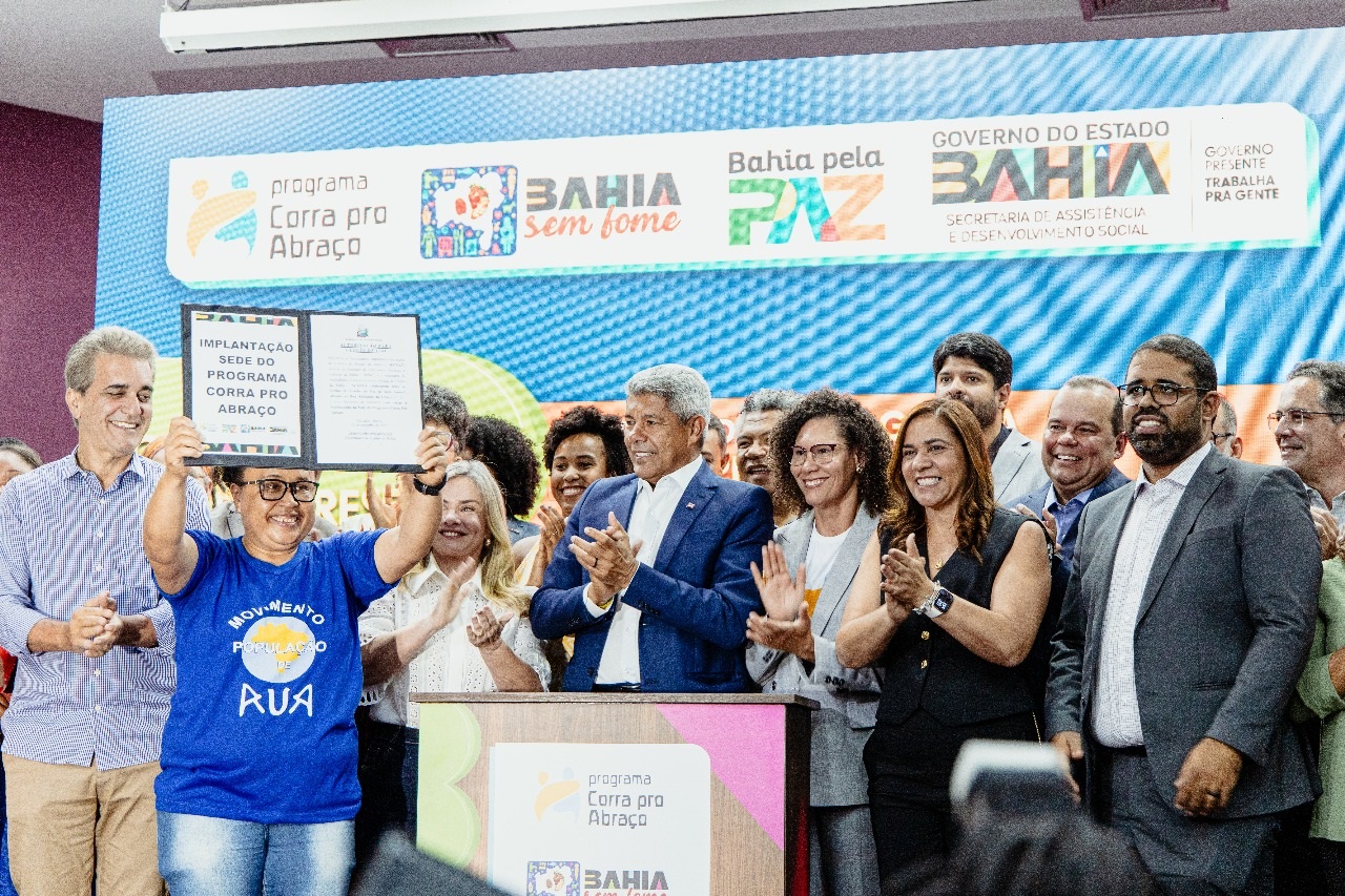 Governador Jerônimo, secretário da SJDH, Felipe Freitas, Secretária da Seades, Fabya Reis, autoridades e representantes dos movimentos sociais da população em situação de rua.