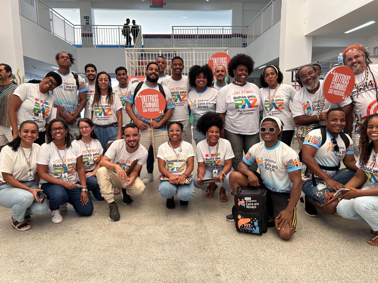 Integrantes do Coletivo Paripe e do Corra pro Abraço