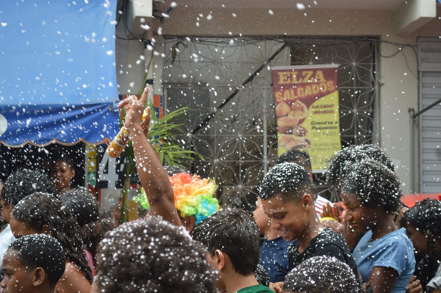 Crianças brincando com espuma