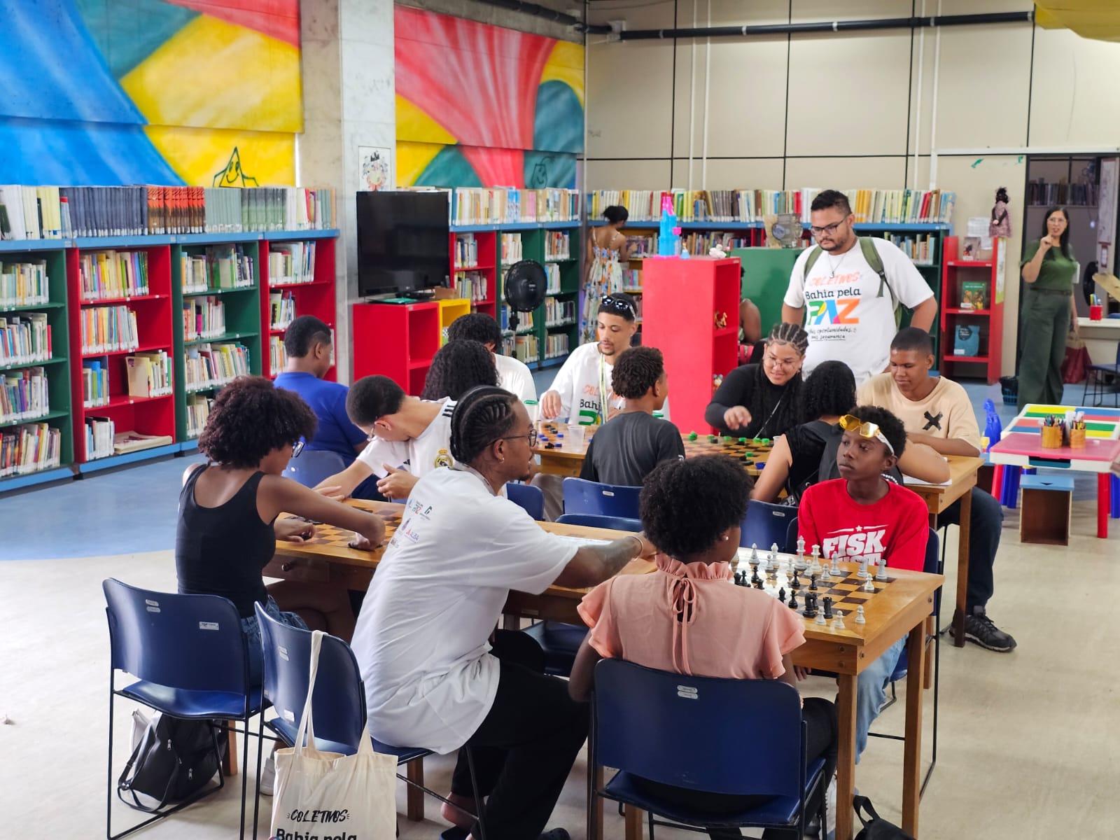 Imersão cultural do Programa Bahia pela Paz conecta jovens ao universo da leitura na Biblioteca Central da Bahia