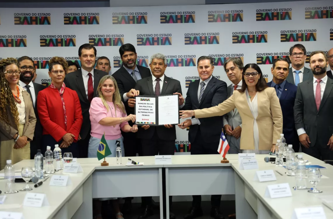 Lei nº 25.983/2025, sancionada nesta terça-feira (3), foi aprovada por unanimidade na Alba e se alinha ao Plano Nacional Pena Justa para fortalecer justiça proporcional e gestão responsável do sistema penal