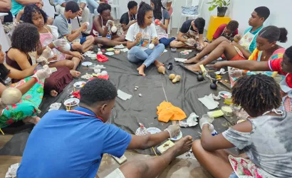 Jovens em roda, pintando cabaças