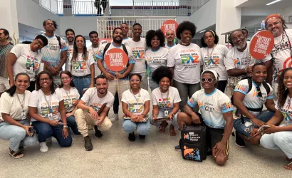 Integrantes do Coletivo Paripe e do Corra pro Abraço