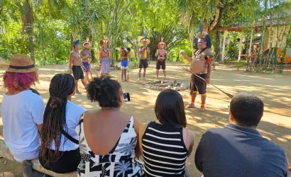 Jovens atendidos pelo Coletivo Bahia Pela Paz de Paripe visitam aldeia indígena Thá-Fene em Lauro de Freitas