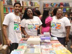 Jovens do Bahia Pela Paz participam da Bienal do Livro e ressaltam experiência de aquisição de livros