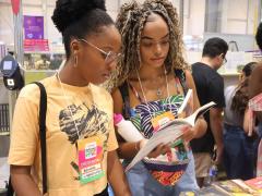 Jovens do Bahia Pela Paz participam da Bienal do Livro e ressaltam experiência de aquisição de livros