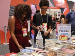 Jovens do Bahia Pela Paz participam da Bienal do Livro e ressaltam experiência de aquisição de livros