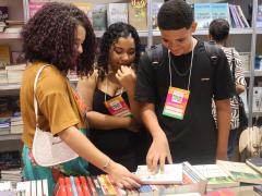 Jovens do Bahia Pela Paz participam da Bienal do Livro e ressaltam experiência de aquisição de livros