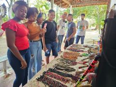 Jovens atendidos pelo Coletivo Bahia Pela Paz de Paripe visitam aldeia indígena em homenagem ao Abril Indígena
