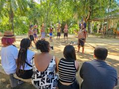 Jovens atendidos pelo Coletivo Bahia Pela Paz de Paripe visitam aldeia indígena em homenagem ao Abril Indígena