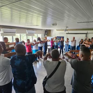 Pessoal em roda, fazendo alongamento