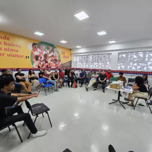 alunos na sala de aula, sentados
