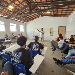 Frank Ribeiro em sala de aula com jovens