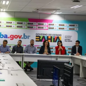 Mesa com gestores do Bahia pela Paz e representantes das pastas do programa.