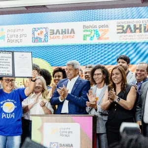 Governador Jerônimo, secretário da SJDH, Felipe Freitas, Secretária da Seades, Fabya Reis, autoridades e representantes dos movimentos sociais da população em situação de rua.