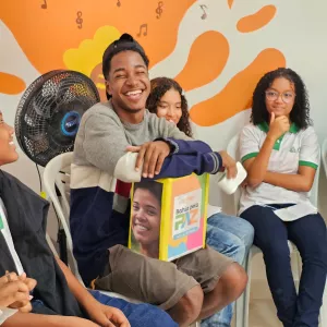 Jovens em roda, durante atividade