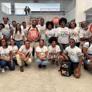 Integrantes do Coletivo Paripe e do Corra pro Abraço