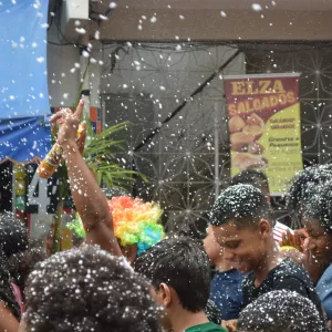 Crianças brincando com espuma