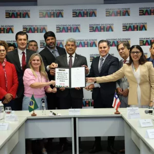 Lei nº 25.983/2025, sancionada nesta terça-feira (3), foi aprovada por unanimidade na Alba e se alinha ao Plano Nacional Pena Justa para fortalecer justiça proporcional e gestão responsável do sistema penal