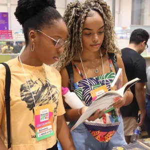 Jovens dos Coletivos Bahia Pela Paz participam da Bienal do Livro e compartilham experiências nas compras de livros