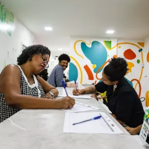 Mais de 7 mil atendimentos marcam primeiro ano dos Coletivos Bahia pela Paz em Salvador e RMS; mulheres são maioria entre público cadastrado