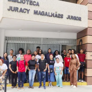 Coletivos Bahia Pela Paz levam jovens para conhecer a Biblioteca Juracy Magalhães em Salvador