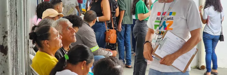 Público sentado conversa com o técnico, em pé.