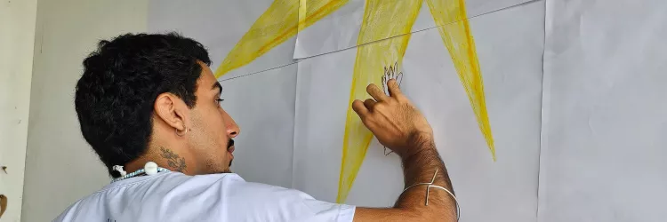 Artista pintando um sol amarelo