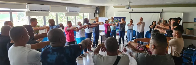 Pessoal em roda, fazendo alongamento