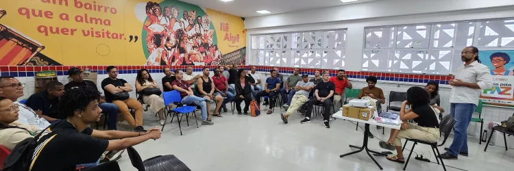 alunos na sala de aula, sentados