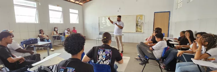 Frank Ribeiro em sala de aula com jovens